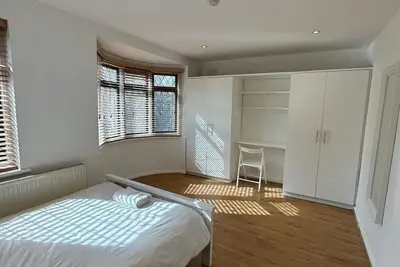 Image de Sunny Big Double Room 3, Mins Walk 2 Underground, Close to Heart of London