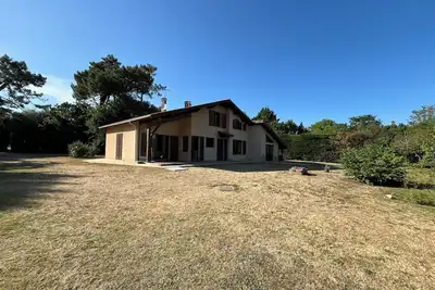 Image de Villa familiale avec jardin arboré, entre nature et détente à Soulac sur Mer