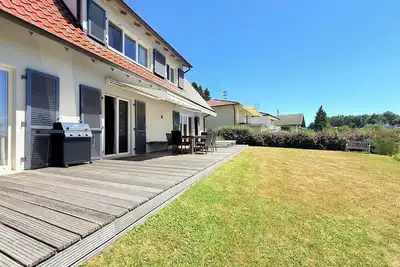 Image de The detached vacation home Sonnendeck in Uhldingen-Mühlhofen offers 160 m² of living space.