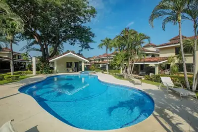 Image de Three Bedroom Spacious Townhome