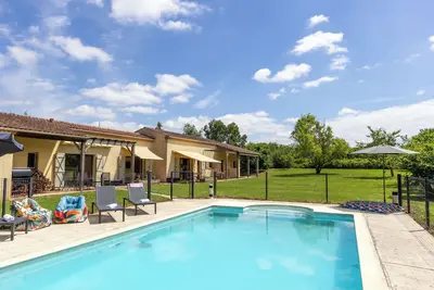 Image de Villa spacieuse de plain-pied, sécurisée, piscine avec alarme, à pied du village