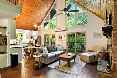 Image de 4br Hawk Ridge Cabin, Game Room & Porch