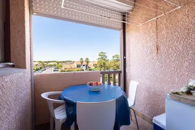 Image de Appartement 'Duplex 150 M De Plage St Cyprien' avec terrasse privée, jardin partagé et Wi-Fi