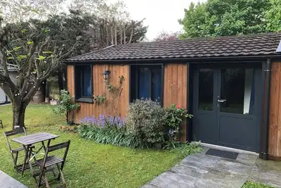 Image de Studio indépendant + jardin. 5 min à pied de Jardy, 15 min la Défense en train.