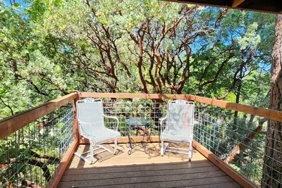 Image de The Fox Den~cabin near Bass Lake w/ a spa, fire pit, king bed & forest access