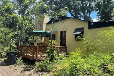 Image de Charming 2-bedroom cottage with fenced yard is pet friendly and waiting for you!