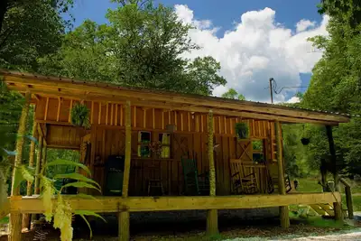 Image de Cozy Cabin next to Creek with Private Waterfall, Lake Access and Hot tub.