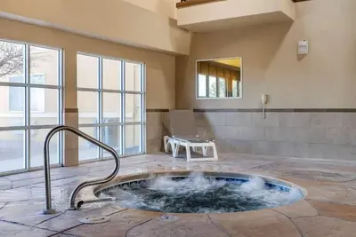 Image de Enjoy Albuquerque Culture from Rooms Near Downtown and Airport - 4 Units