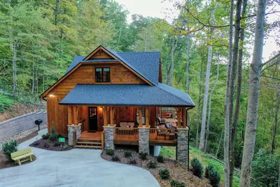 Image de Stunning secluded 3 Bed/2 Bath Cabin with Hot Tub, Game Room and Community Pool