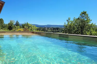 Image de Villa 'Maison Contemporaine Céleste' avec vue sur les montagnes, piscine privée et Wi-Fi