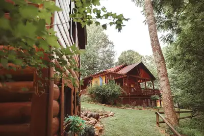 Image de Peaceful Mountain Log Cabin Getaway with Hot Tub!