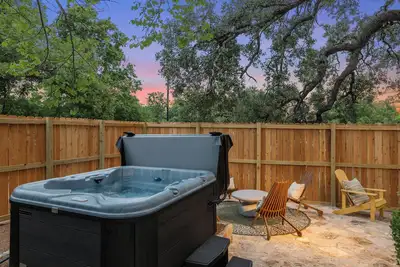 Image de The Yellow Haus - Hot Tub, Walk to Main, Fire Pit, Coffee & Oatmeal Bar