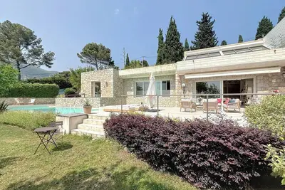 Image de Grande villa – Piscine, jardin, calme & soleil à Grasse, près de Cannes