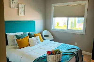 Image de Cozy bedroom in a townhouse in Copperfield Calgary