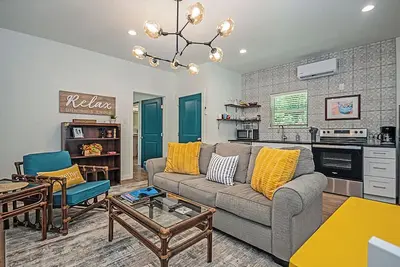 Image de Peacock Cottage/3 blks to downtown Nac/King Bed/WiFi/Covered Parking