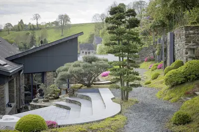 Image de Maison Contemporaine Bien être Jacuzzi Hammam et Art immersif dans un cadre zen
