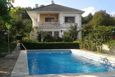 Image de Villa 'Con Piscina En Pantòn Ribeira' avec vue montagne, piscine privée et Wi-Fi