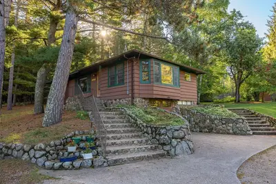 Image de A Central Lakehouse for All-Season Adventures
