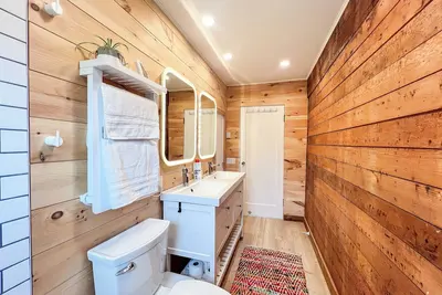 Image de Rustic Wildflower Retreat. Charming historic 2br on Bainbridge near beach w/Ac