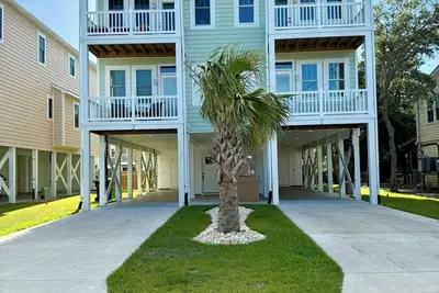 Image de Brand New Stylish 4br steps to Beach access and close to everything!