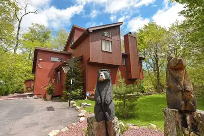 Image de Cozy 4br pet-friendly Poconos Retreat with Fireplace, Bbq, Arcade & Backyard