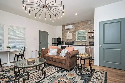 Image de Wildwood Cottage/3 blocks from downtown Nac/King Bed/WiFi/Covered Parking