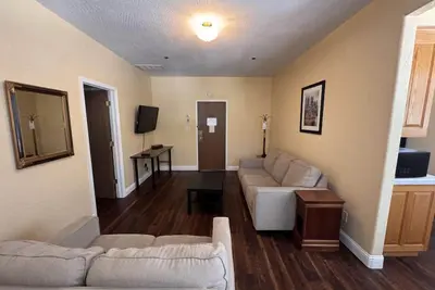 Image de Elegant Room with Antique Touches