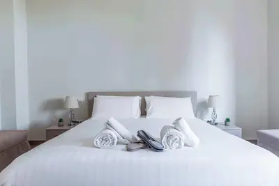 Image de Suite Deluxe King · Balcon · Vue Panoramique sur la Ville · Salle de Bain Privée