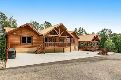 Image de Smoky Serenade - 8Bdr Cabin with large indoor pool. Sleeps 30!