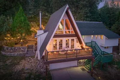 Image de The A-Frame on Toku: Gameroom/HotTub/Firepit/BassLake