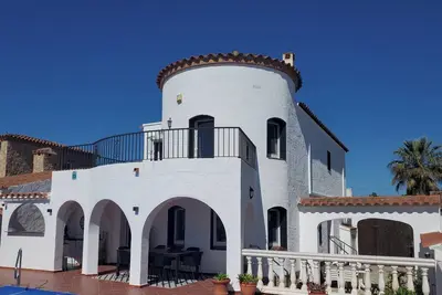 Image de Great vacation home on the canal with pool area and 14m jetty in Empuriabrava