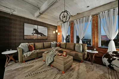 Image de Central Downtown Loft With Big D Flair! – Walkable & Boldly Designed -Free Valet, Pool, Gym