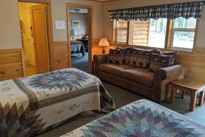 Image de Charming 2-bedroom cabin. Mountain Sage. Sleeps 5. No full kitchen Refrigmicro