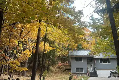Image de Peaceful cabin hideaway with fire pit & hot tub only 3 blocks from Walloon Lake
