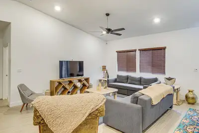 Image de 9 Mi to Dtwn Bakersfield: Pet-Friendly Home