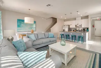 Image de 4 Mi to Wdw: Sleek Townhome w/ Community Pool!