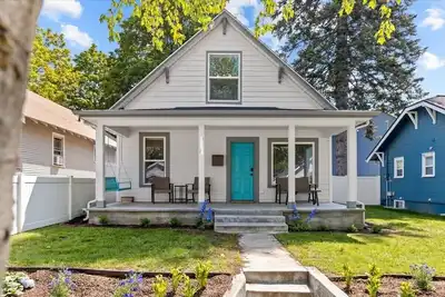 Image de Stylish downtown Cda home just steps from shops, pubs, and the beach!