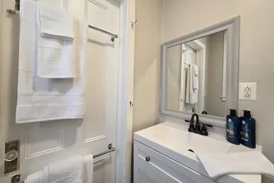 Image de Charming 1-bedroom apartment in lovely Kingston with Ac, WiFi