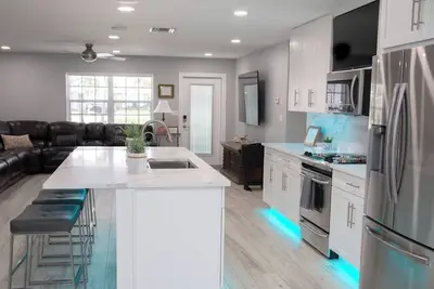 Image de Spacious 4‑Room Group Retreat Sleeps 12 w/ Hot Tub, Ev Charging