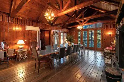 Image de The Lodge at 11 Chimneys / Vast Dining Room in a 6, 000 sf Cabin