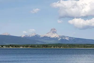 Image de Duck Lake private, fenced, waterfront home near Glacier National Park.
