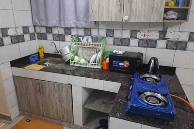 Image de Clean, secure, easily accessible 1-bedroom apartment near Mombasa coastline.