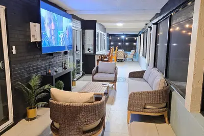 Image de Modern 3bdr Boho Home with backyard and impact windows.