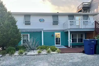 Image de Perfectly located for beach access and walking distance to restaurants and shops
