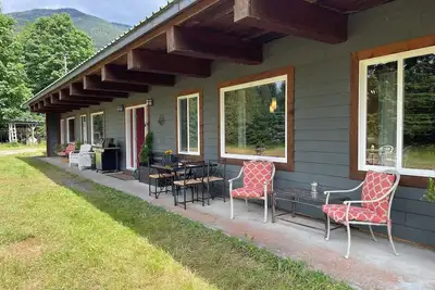 Image de Your Private Riverfront Sanctuary: Unplug & Reconnect in the Sayward Valley