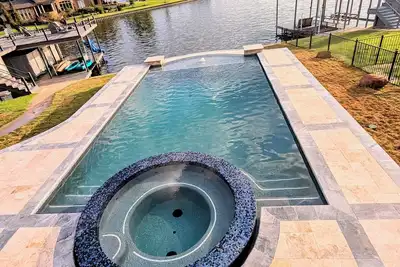 Image de 6-bedroom lake view villa sleeps 20 near dallas