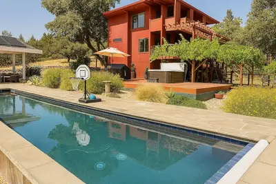 Image de Luxury Glen Ellen Retreat: Pool, Hot Tub, Bocce, Treehouse + Near Wineries