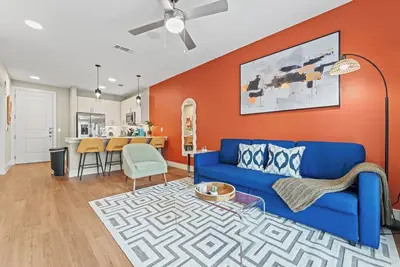 Image de 1st Floor Modern Apartment in Ft Worth with a Private Yard, Parking, Pool & More
