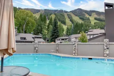 Image de The Lift Lookout | Slope-View Condo at International Village