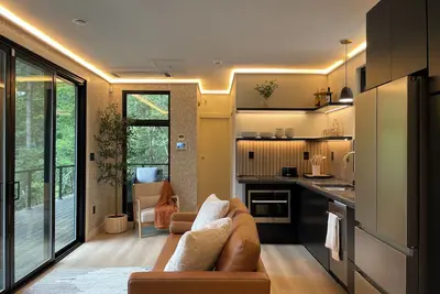 Image de Luxury Shipping Container Home- River Access- Modern Comfort in Nature
